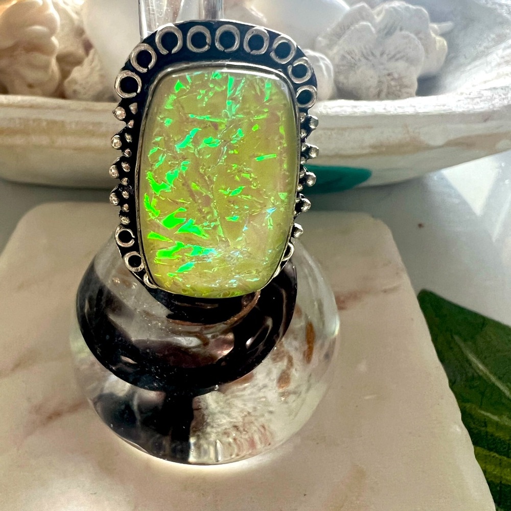 NWOT Beautiful size 7 stone ring! Details are just beautiful!!